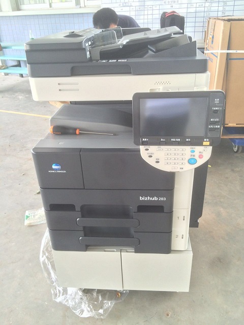 师傅给该物流公司装机现场图